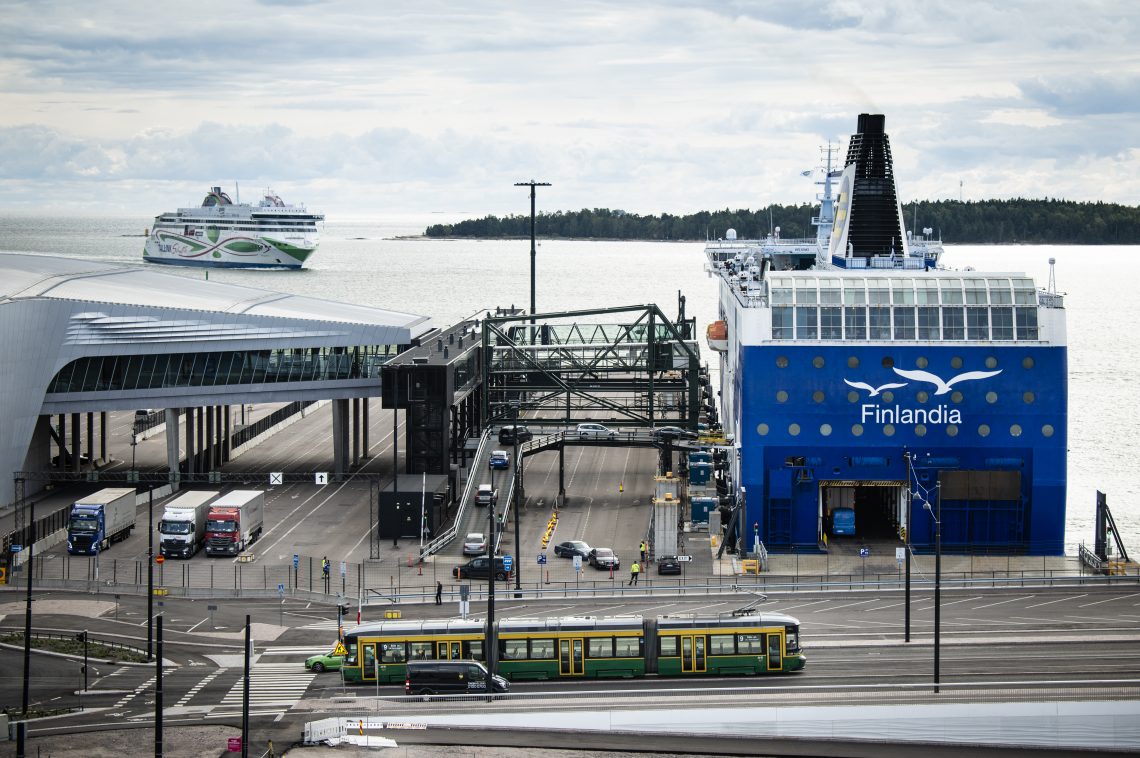 Tallinkin Megastar ja Eckerö Linen Finlandia -alukset Helsingin Länsiterminaali 2:lla.